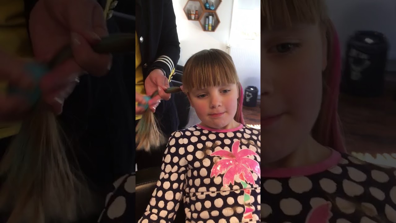 pony knippen en hairchalk aanbrengen leuk voor de kids
