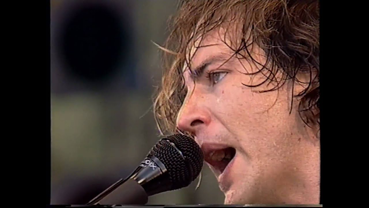 Pearl Jam - Eddie talking and Light Years (Pinkpop 2000)