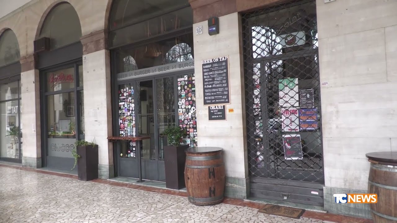 Cremona, aggressione davanti alla Cioccolateria, sotto la galleria: 36enne colpito con calci e pugni