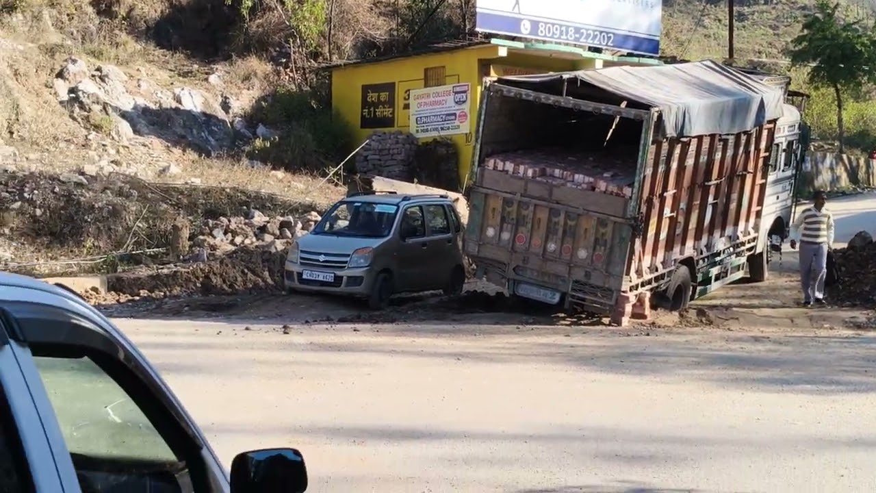 Truck fsha slapper police choki ke paas