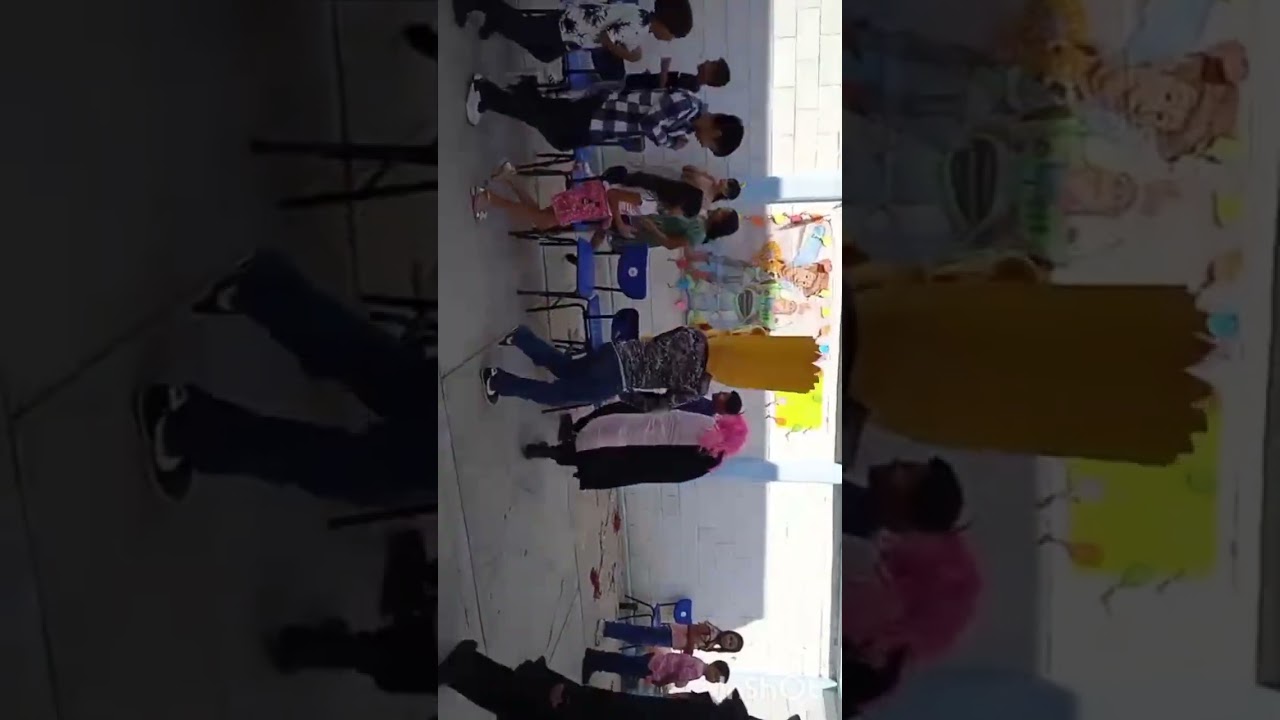 Nuevamente asiendo felices a los niños de la escuela simplemente sonido cervantres 