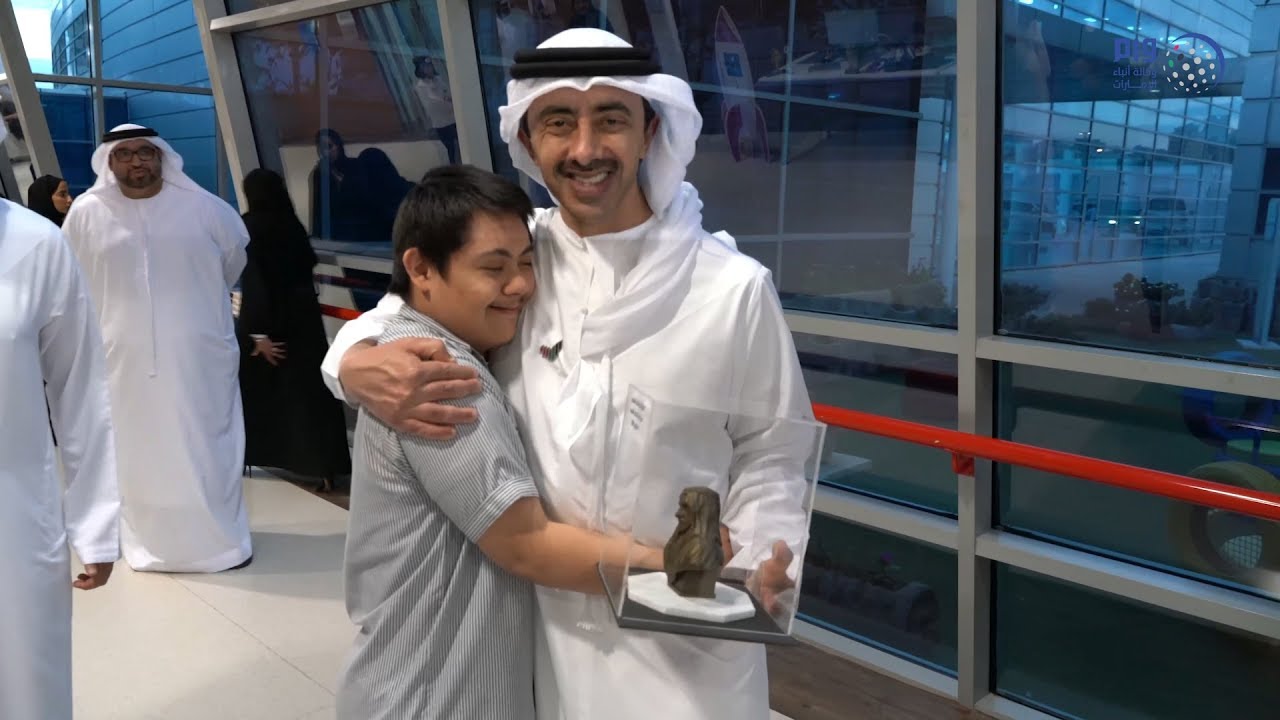 عبدالله بن زايد يزور مركز دبي لأصحاب الهمم