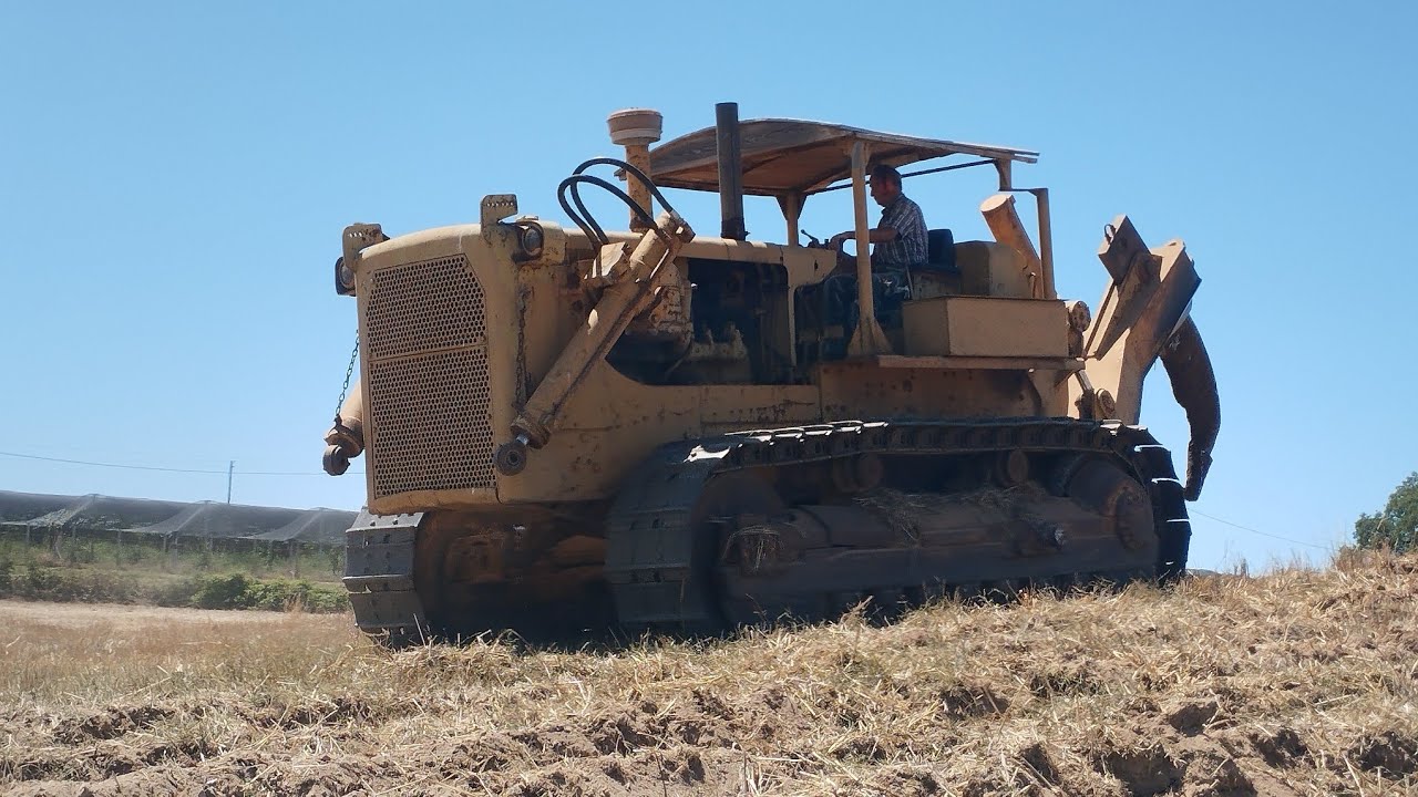 Ripuntatura con Caterpillar D8