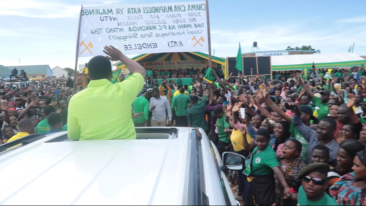MAKONDA AMESHINDIKANA! WANANCHI WAMEFULIKA TUNDUMA KUSHUHUDIA MKUTANO WAKE WAKUTATUA KERO.