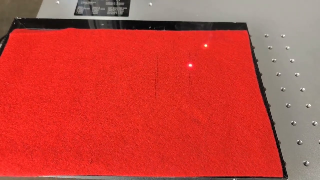 Wycinanie i grawerowanie kwiatów z filcu - Znakowarka laserowa UV 5W DANKUR