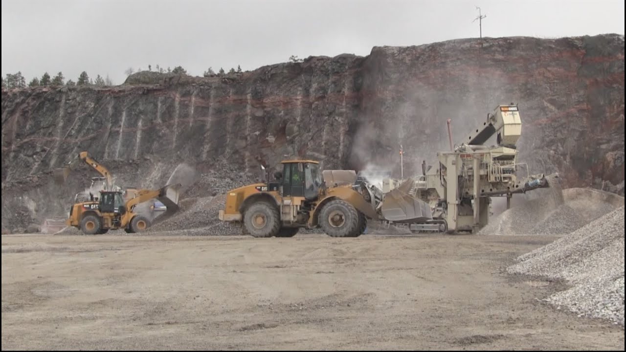 Cat 349E - 962K - 980H - Crushing in a quarry with Metso / Nordberg