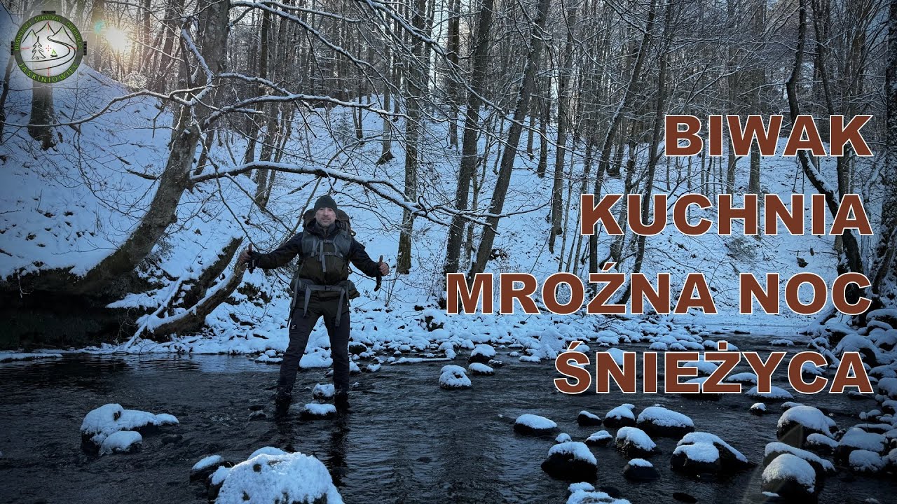 Biwak w zimowym lesie z psem. Mroźna noc i śnieżyca. Gotowanie na ognisku.