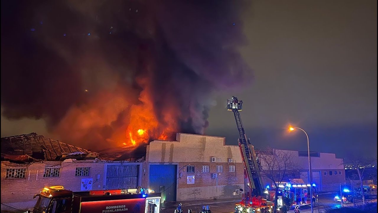 Incendio de nave industrial en Cobo Calleja (Fuenlabrada).
