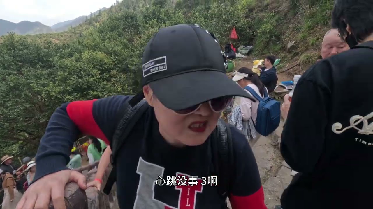 江西婺源:坐景区免费的接拨车，再乘览车上山看梯田油菜花非常棒👍👍👍