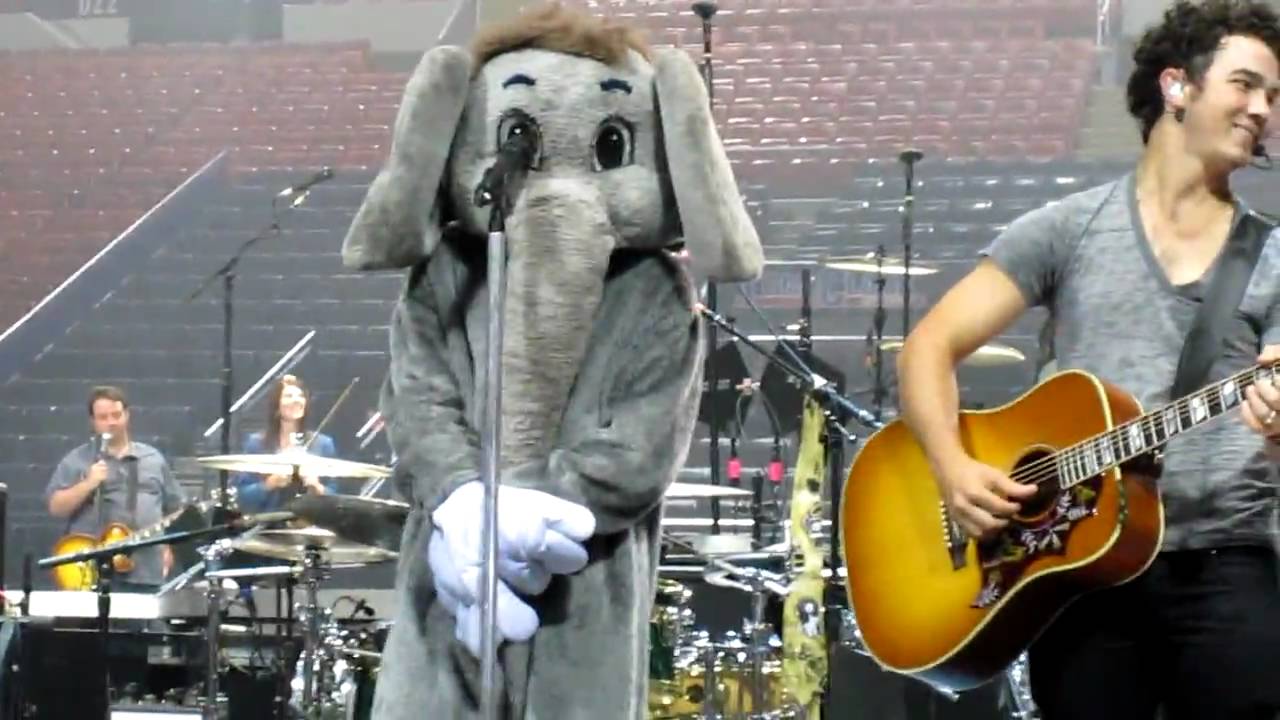 Jonas Brothers Sound check, Pittsburgh PA 7-25-09 How does Joe pick his costumes?