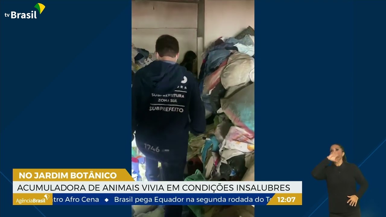 RJ l Subprefeitura faz a&ccedil;&atilde;o em casa de acumuladora de animais