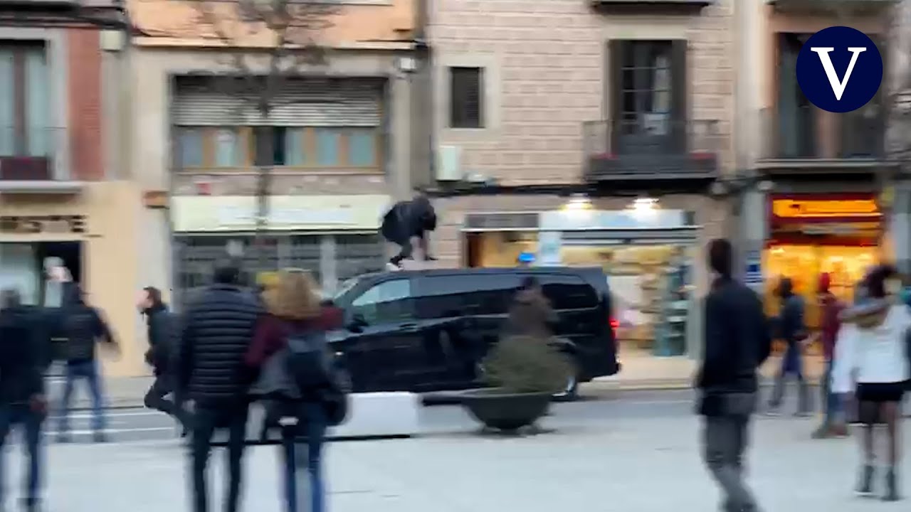 Enfrentamientos entre antifascistas y Mossos en el acto de Vox en Vic