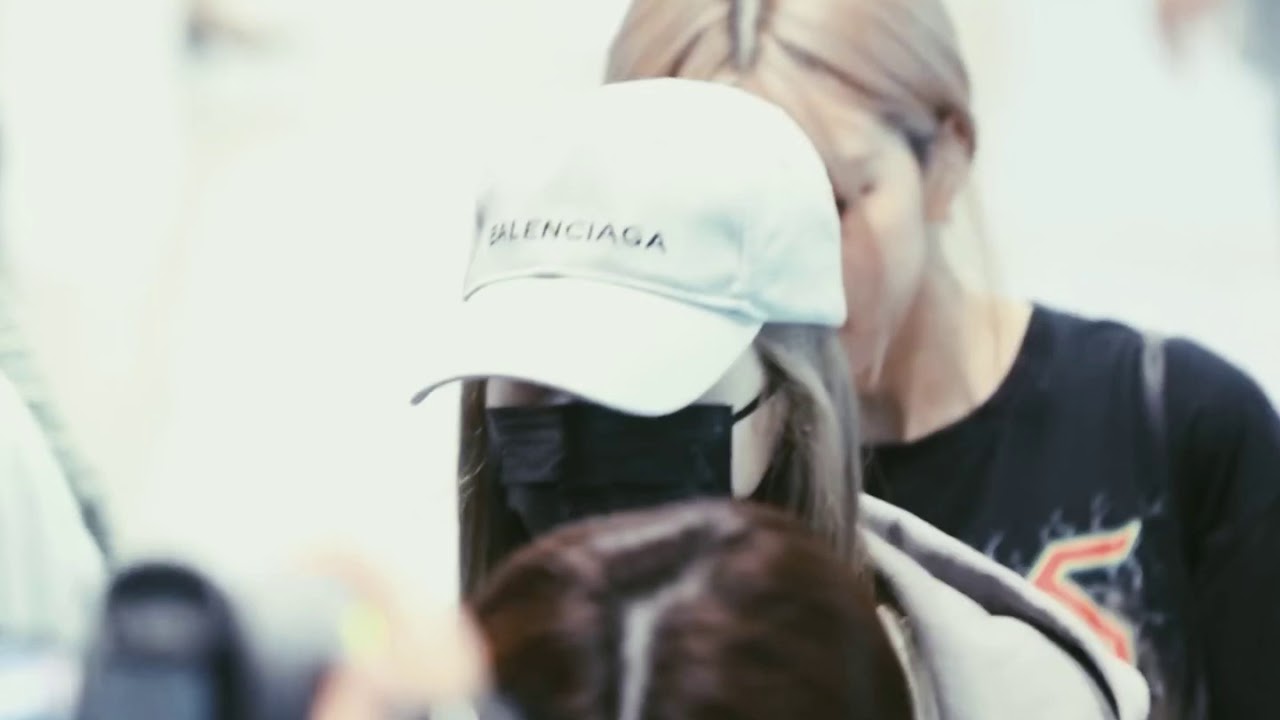 Chaelisa looking out for each other and still can’t get enough of each other 💜💙🤧