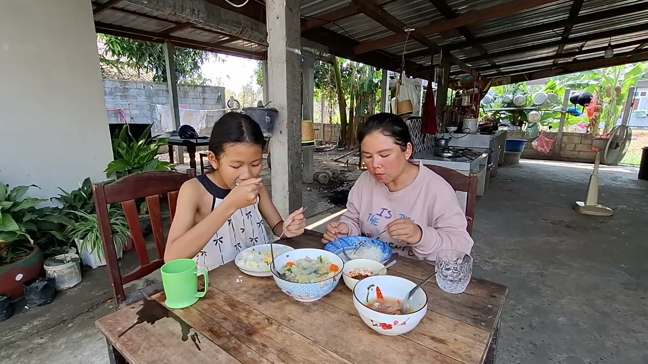 นั่งกินข้าวกับลูกสาว 2 คนจ้าวันนี้
