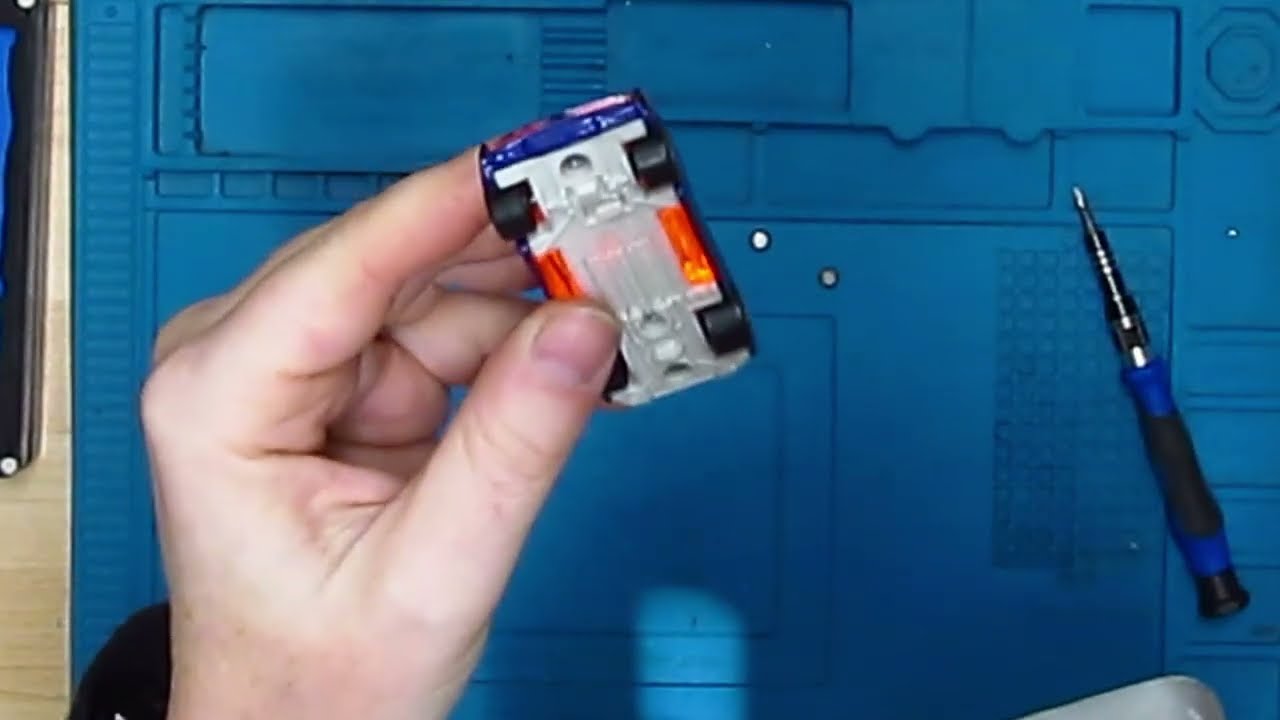 Машинка Hot Wheels из Макдоналдса, которой 20 лет. Можно ли заменить батарейки? Давайте посмотрим.