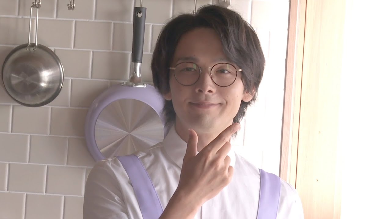 中村倫也、癒しの「ルマンド」ポーズ披露　「ルマンド男子」シリーズ第2弾　ブルボンルマンドCM「ルマンドホーム」篇