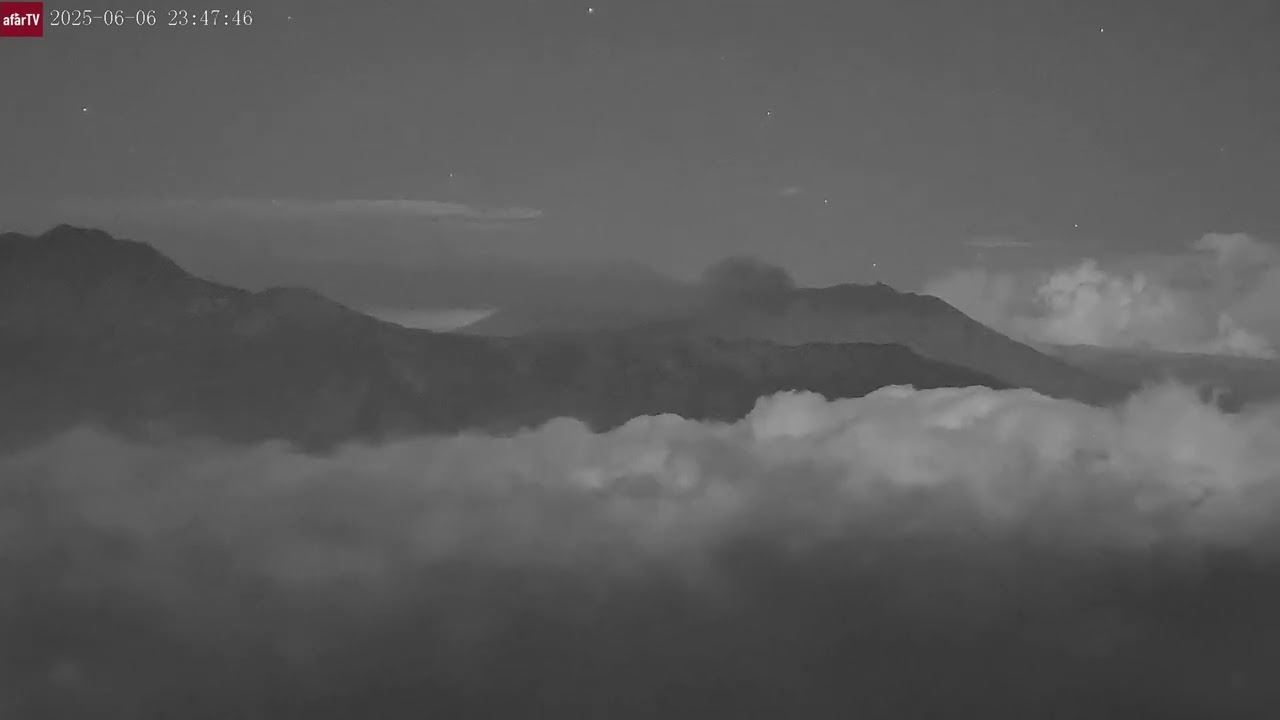 Jun 7, 2025: Raung Volcano Erupting in Indonesia (Timelapse at Night)