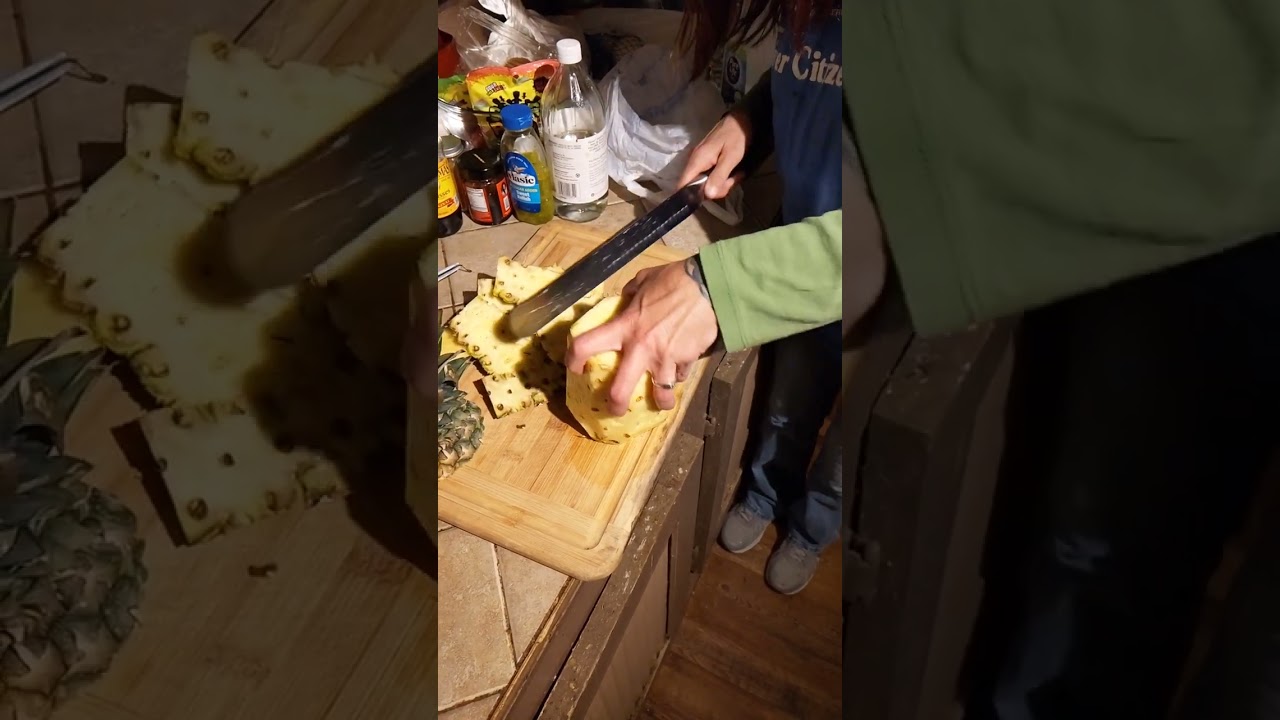 パイナップルの切り方　how to cut a Pineapple by heather crosse