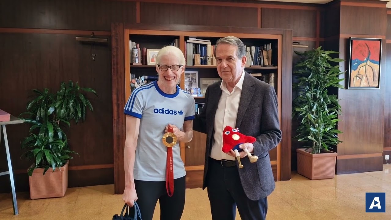 Caballero recibe a Susana Rodríguez, ganadora del oro paralímpico en triatlón