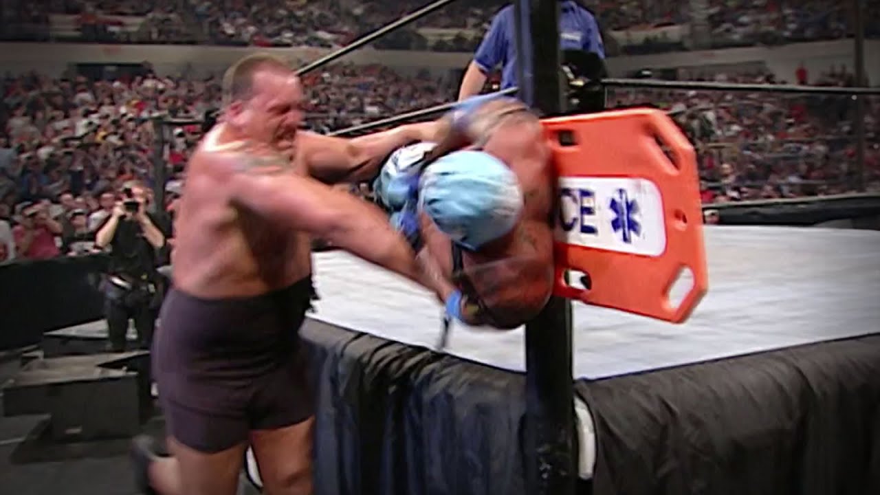 10 разрушительных ударов, о которых пожалели звезды WWE