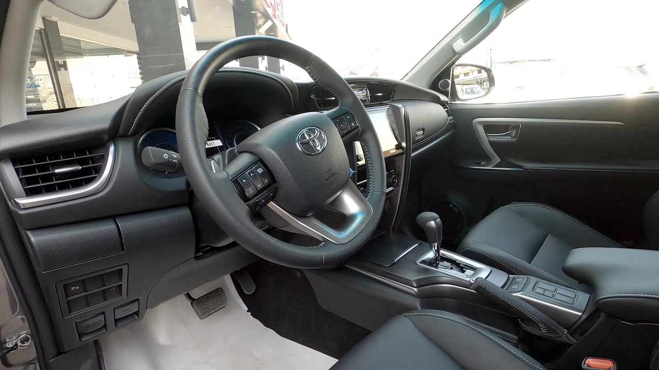 Обзор характеристик Toyota Fortuner 2022, вторая серия, серый цвет
