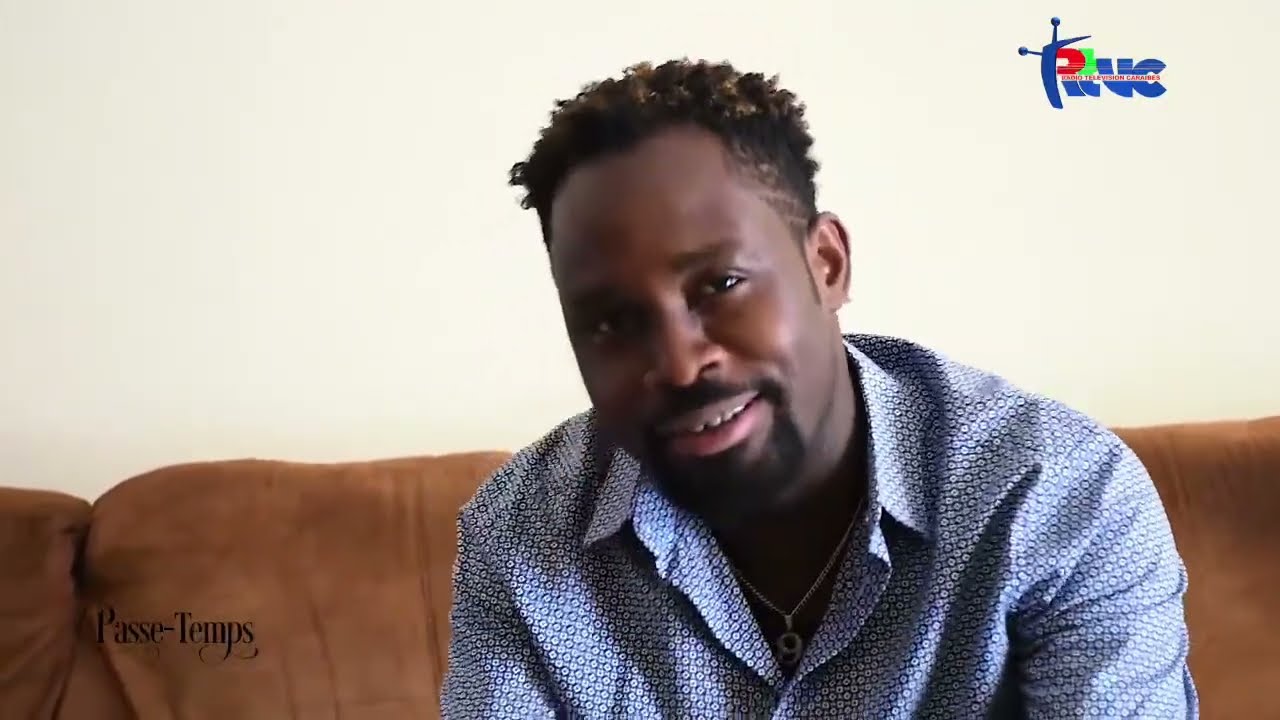 Mo&iuml;se JEAN CHARLES te jwe Piano ak Football nan Passe Temps li a