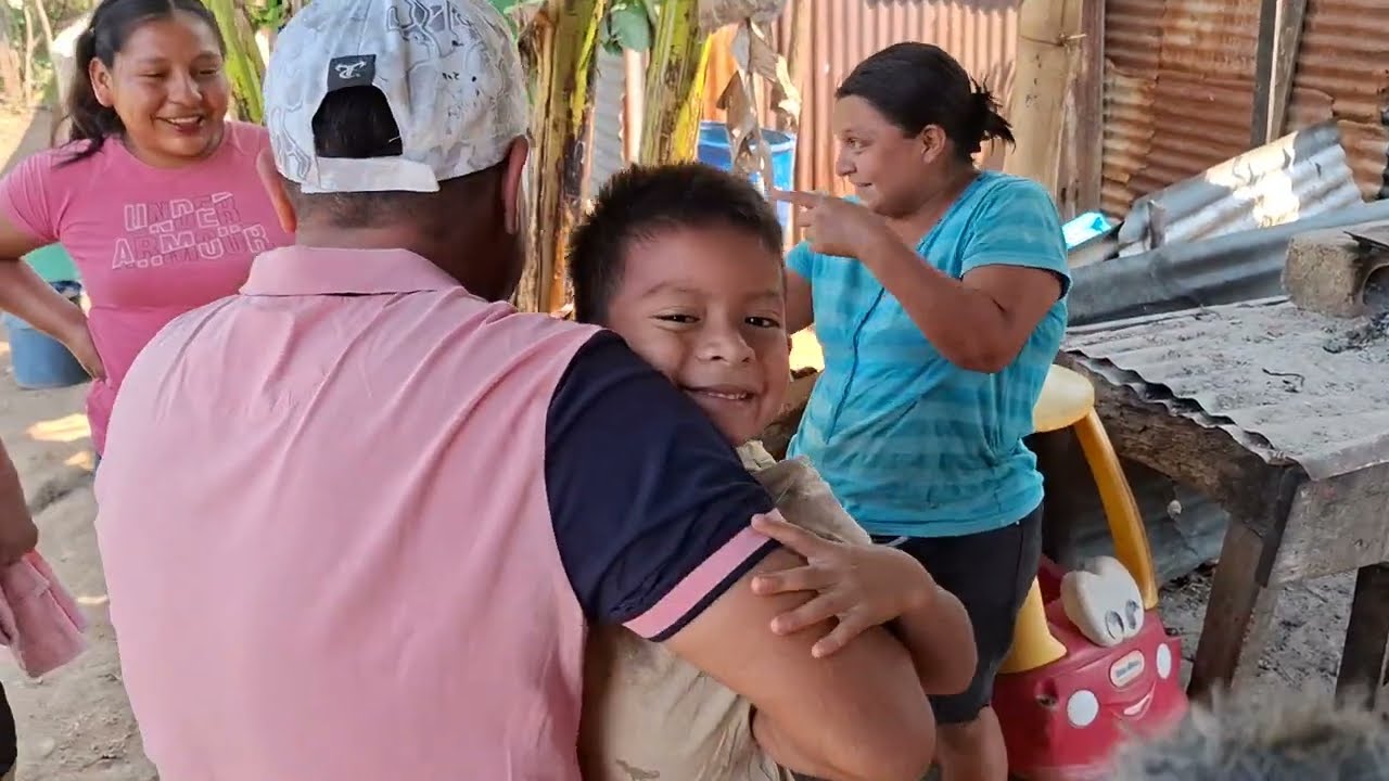 Mientras LAURA hacia esta entrega a doña Maria apareció PABLO y así lo recibieron los niños.