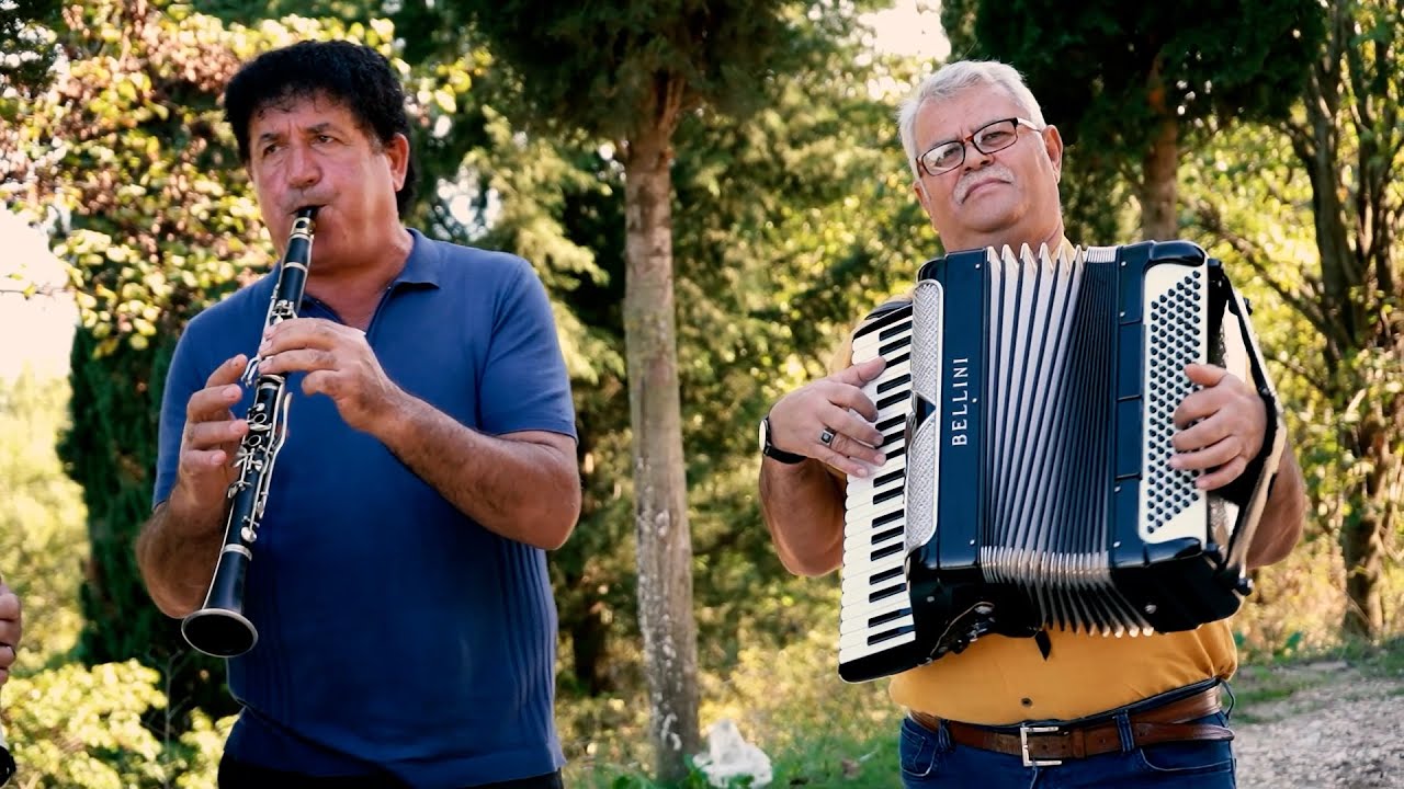 Dallendyshe vogelo.Bio muzik live.Krarinet: Viktor Cela,Kengetar:Arjan Tafa.Firzamonik:Daut & kujtim