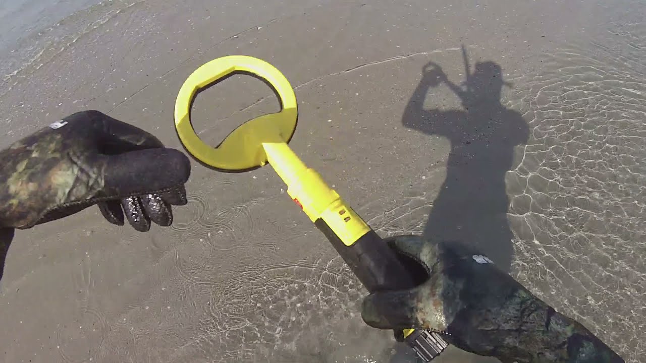 Sahilde su altında dedektör ile tektekçilik yaptım . I searched underwater with a detector.