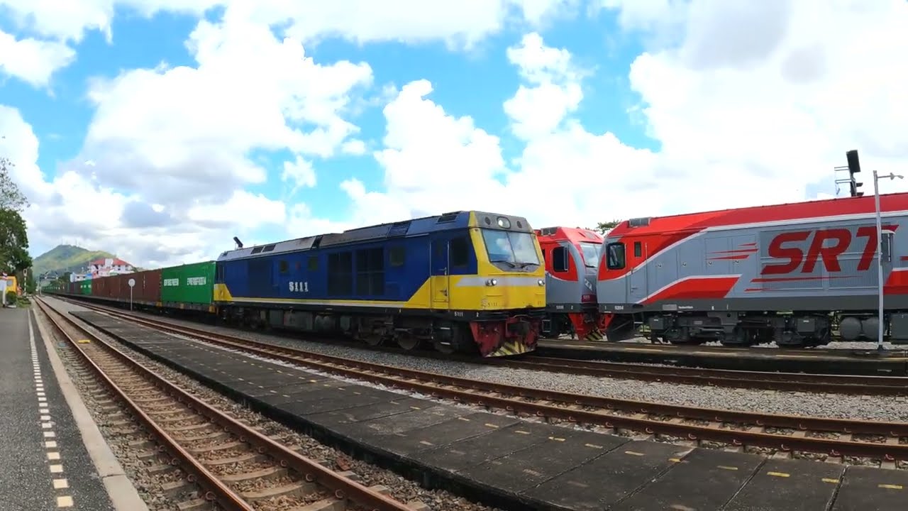 รถไฟบรรทุกสินค้าวิ่งเข้าสถานีรถไฟชุมทางศรีราชา