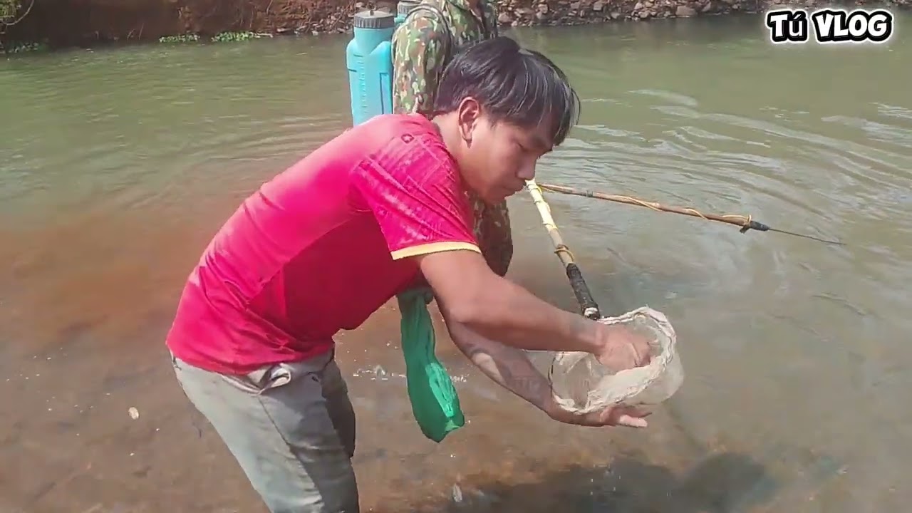 Theo Em Khai Ra Suối Kích Cá ,bắt Tôm Tép Nhỏ Quá Tuyệt Vời|Tú vlog