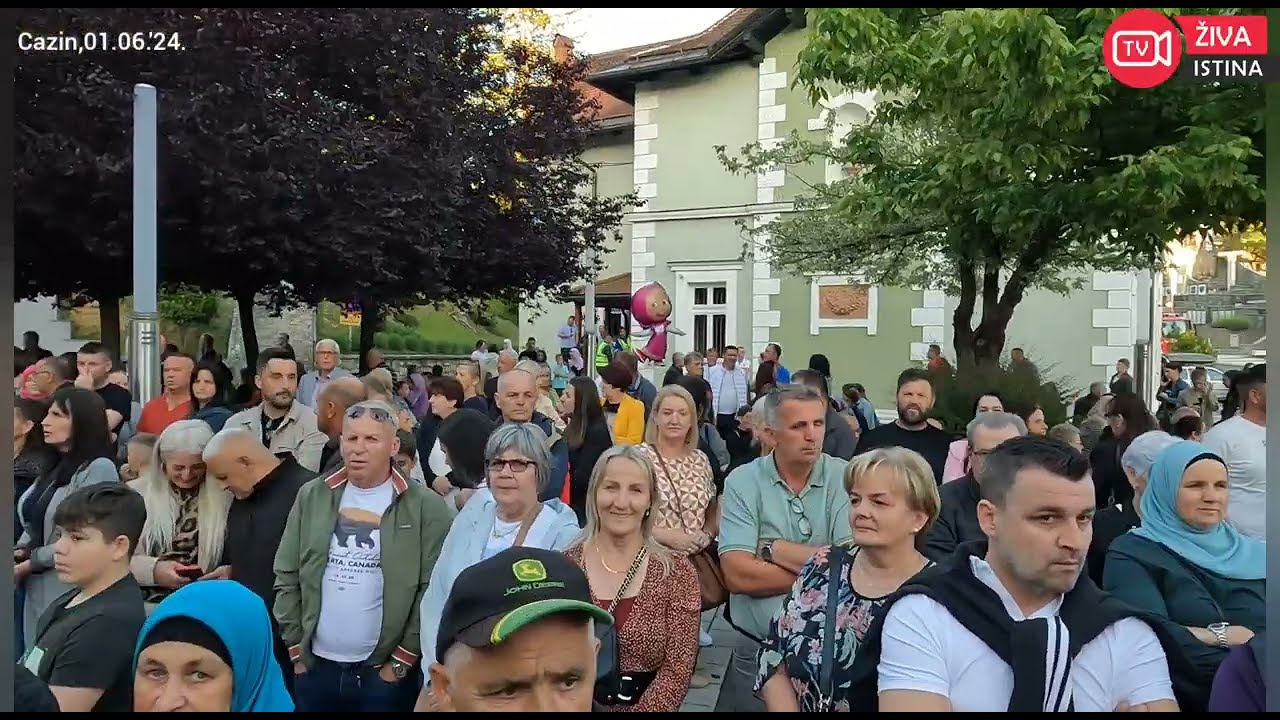 živa istina. Atmosfera u Cazinu pred početak koncerta Đule Drini.