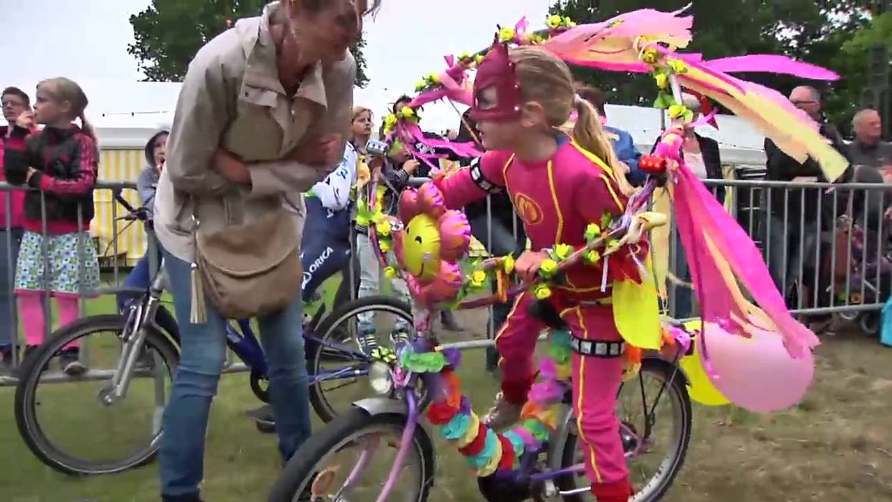 Versierde fietsenparade (feestwike Harkema)