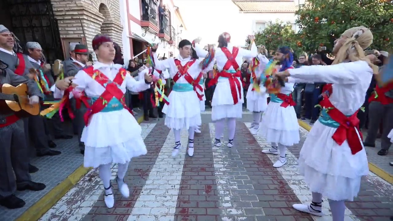 La danza de Los Locos toma las calles de Fuente Carreteros