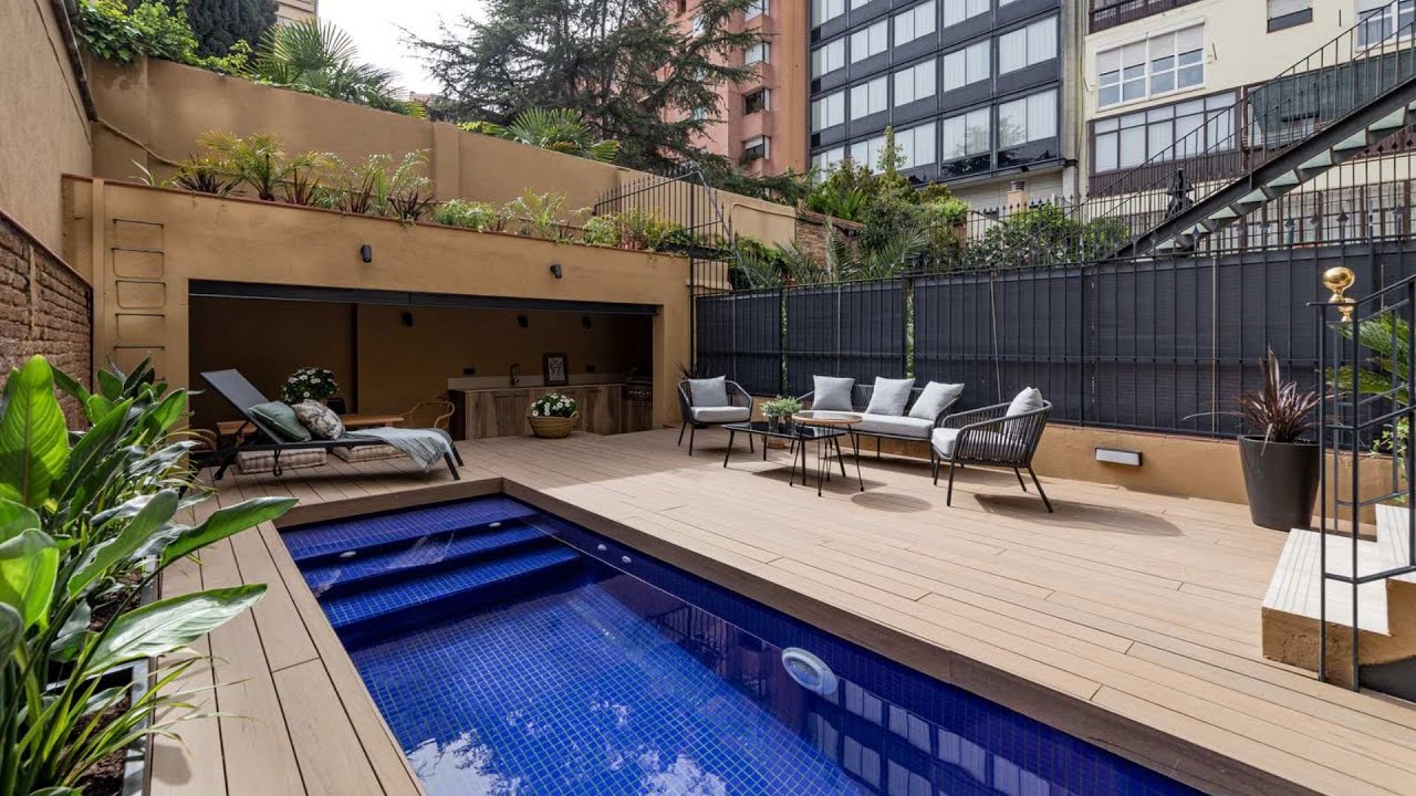 Exclusivo piso con terraza y piscina privada junto a rambla de Cataluña y paseo de Gracia.