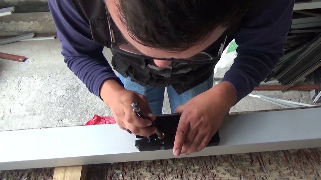 COMO INSTALAR UNA CERRADURA EN PUERTA DE ALUMINIO