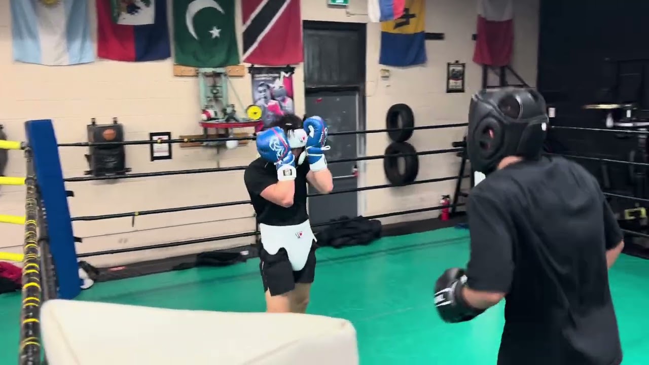December 30th 2025 with Ivan🇵🇭🇪🇸 amateur fighter blue gloves (3 rounds) 