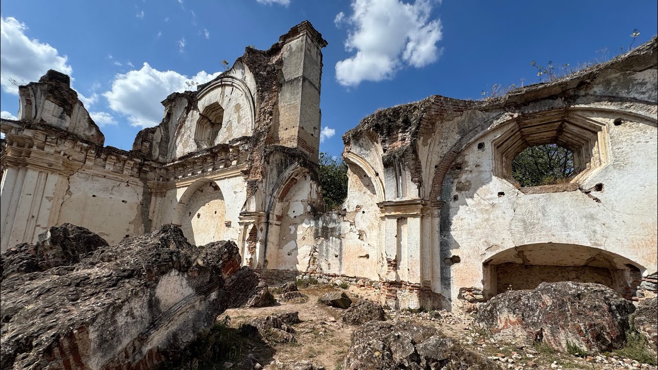 Serene Convent de la Recoleccion, Antigua