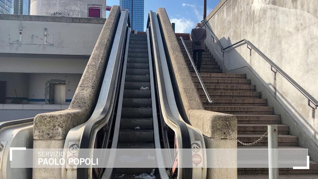 Centro direzionale di Napoli, grattacieli vuoti, negozi sfitti e degrado