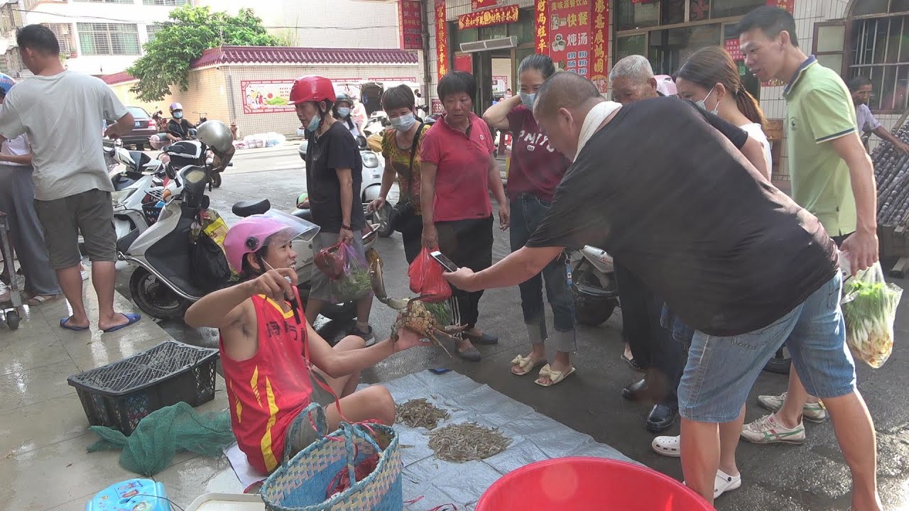 小池把抓的大蟹王拿到菜市场卖，引来一群人围观，所有人都很惊讶