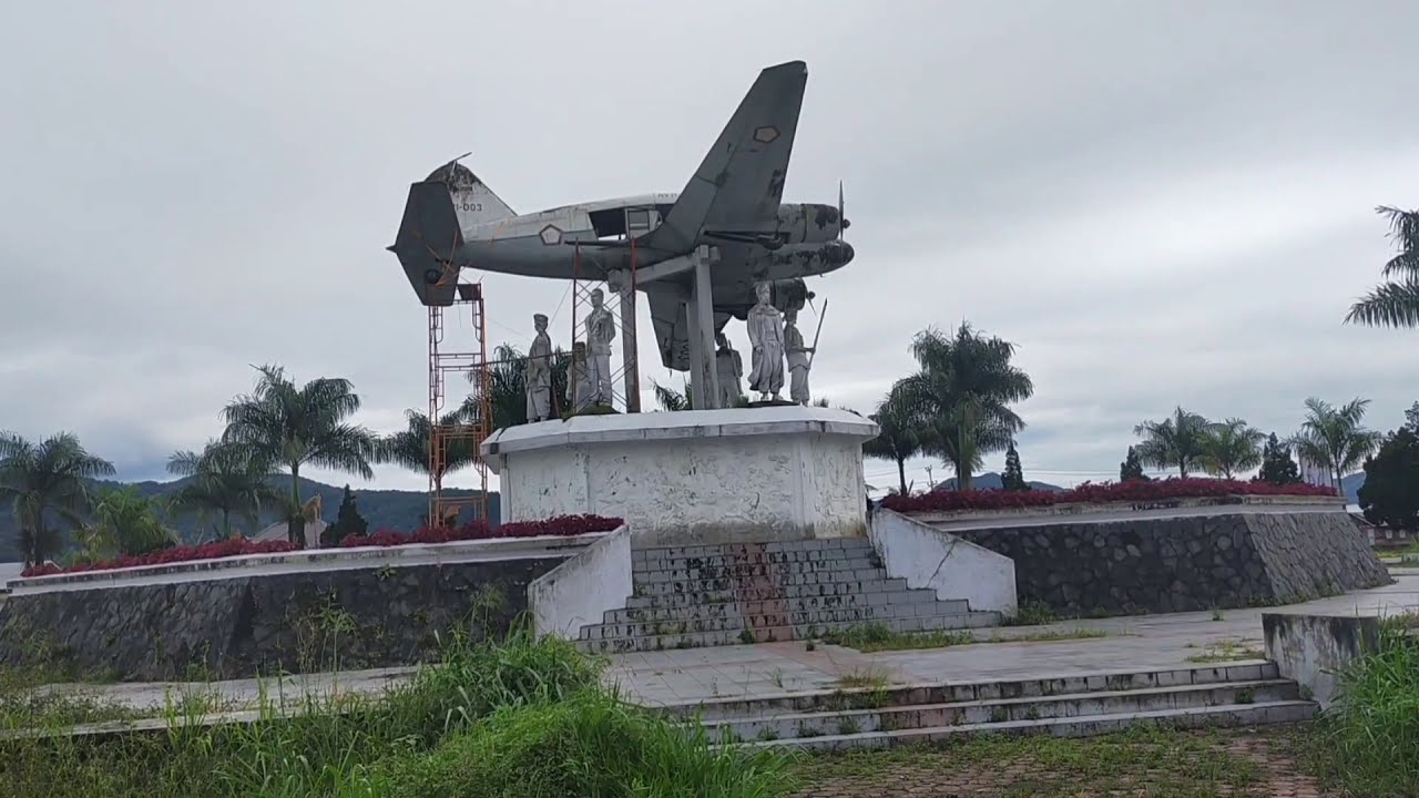 Airplane monument, avro manson RI 003