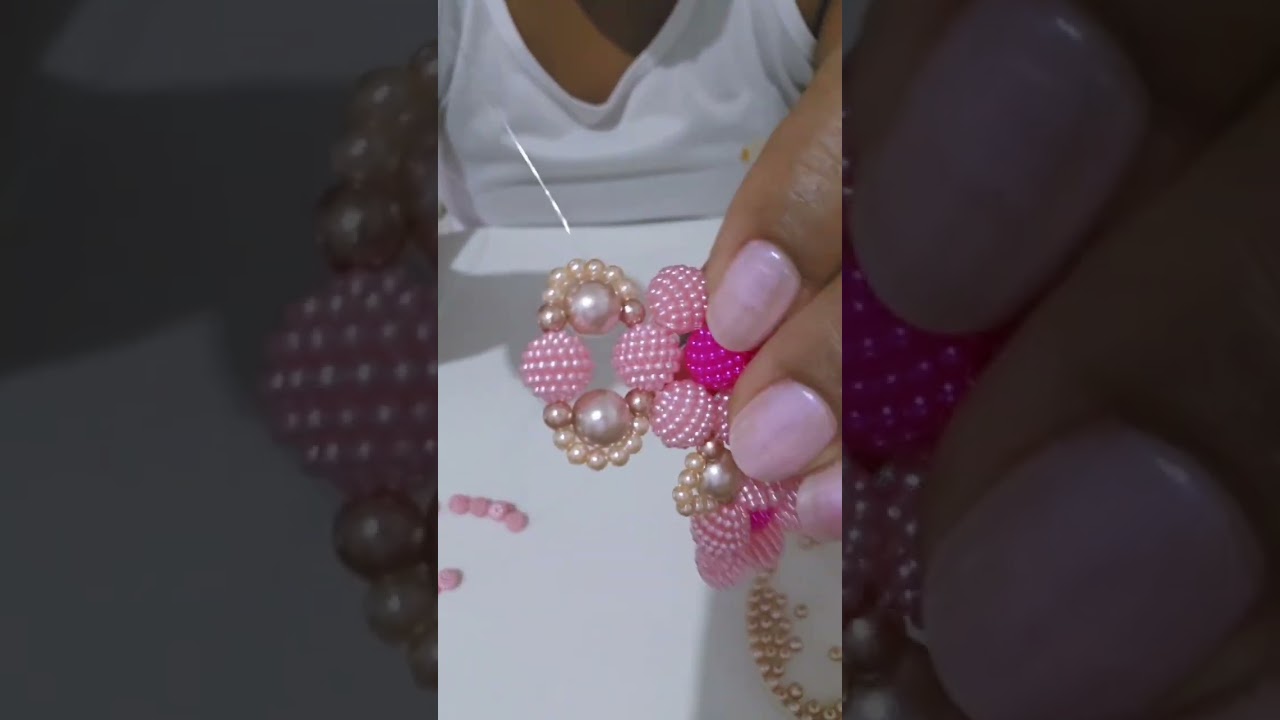 Chinelos bordados com pérolas 