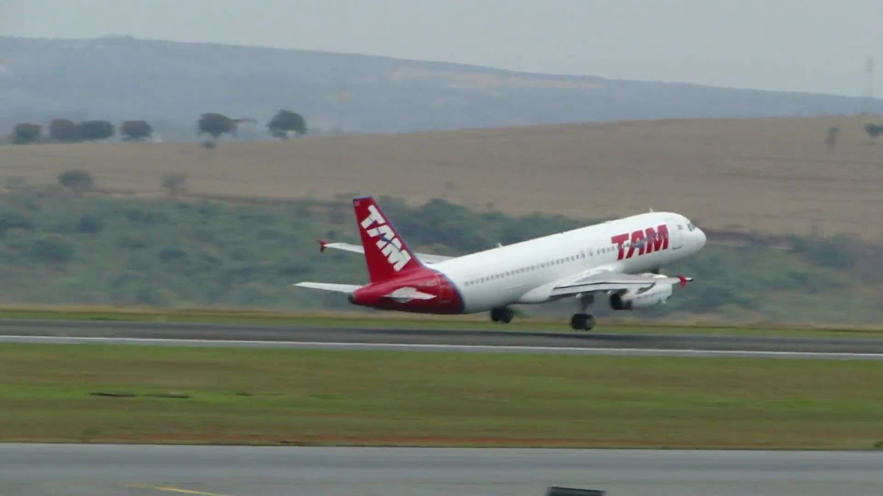 Avião da TAM decolando em Confins