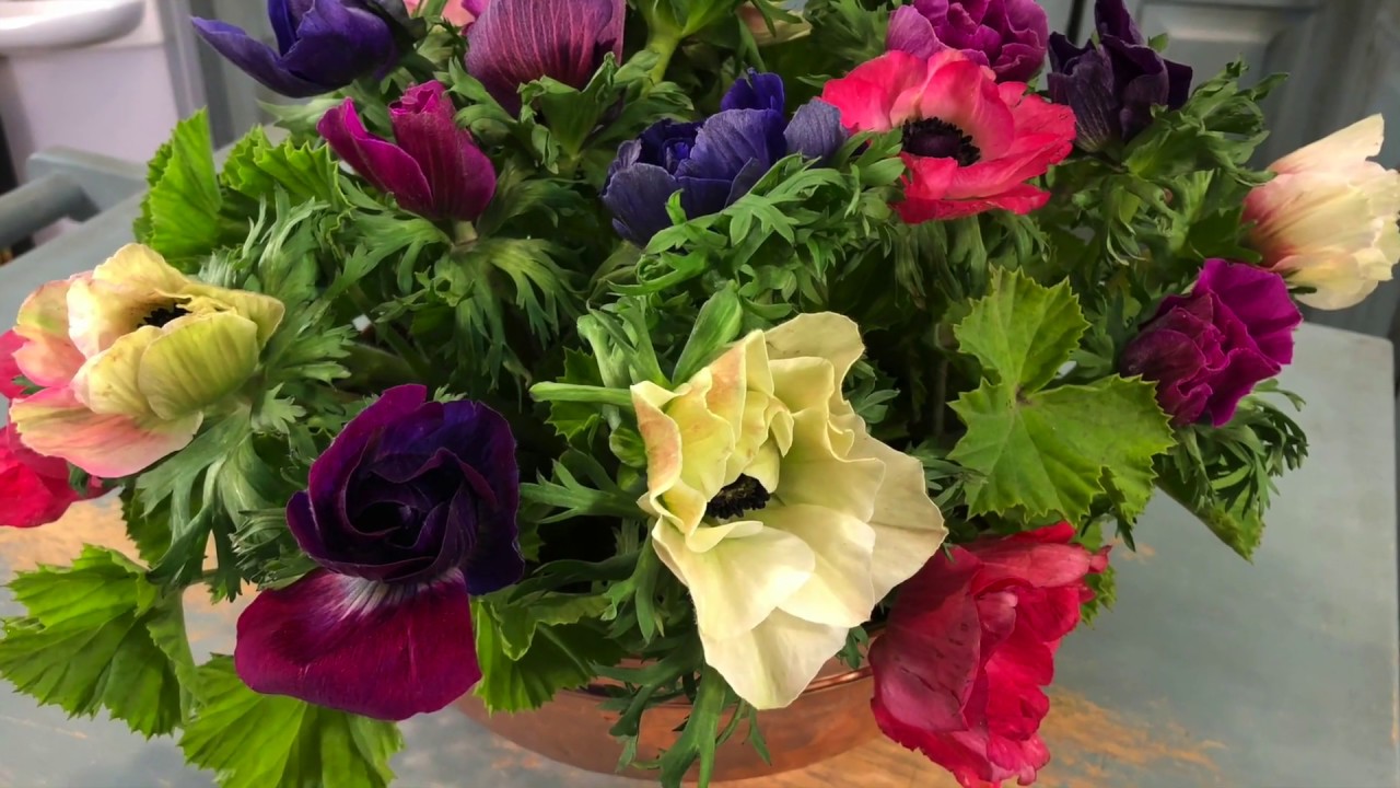 Centro de mesa floral con anémonas
