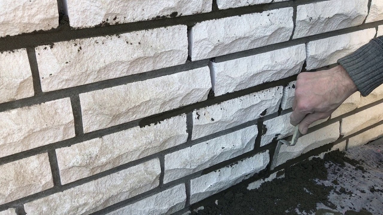 Zementfugen an Klinkerwand