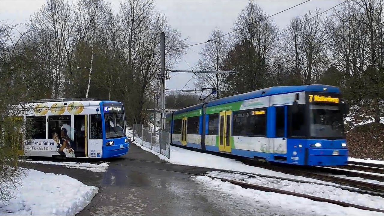 Straßenbahnen der KVG an der Haltestelle Kassel - Schulzentrum Brückenhof 