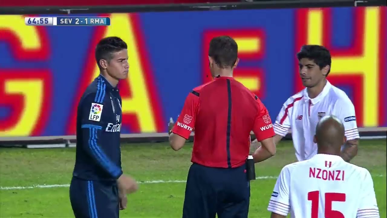 James coge el bal&oacute;n con la mano en medio del partido