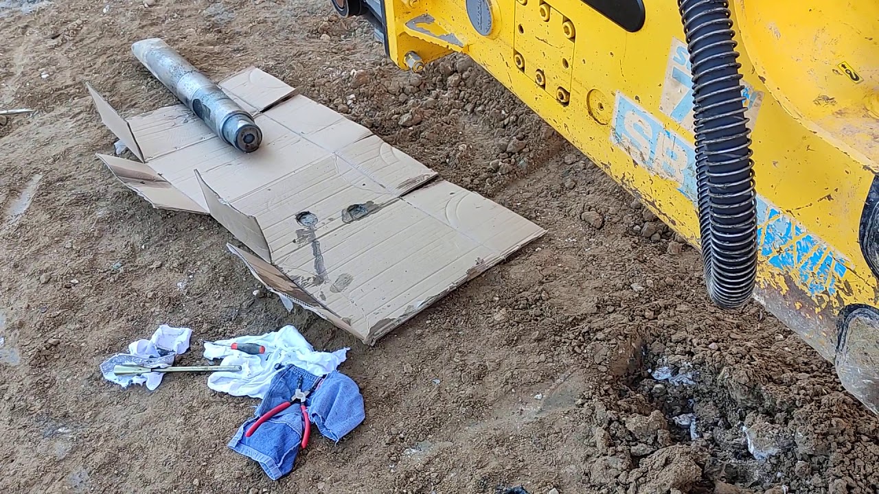 How to change chysel of a hydraulic hammer of excavator تغيير إزميل مطرقة هيدروليكية للحفارة
