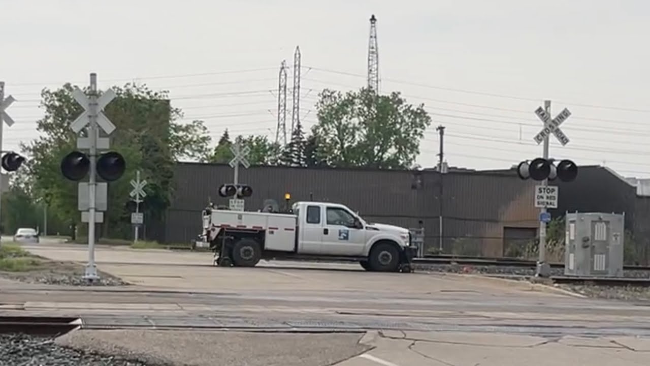 Conrail Hi-Rail truck crosses Harrison Avenue, Trenton, MI (5/20/22)