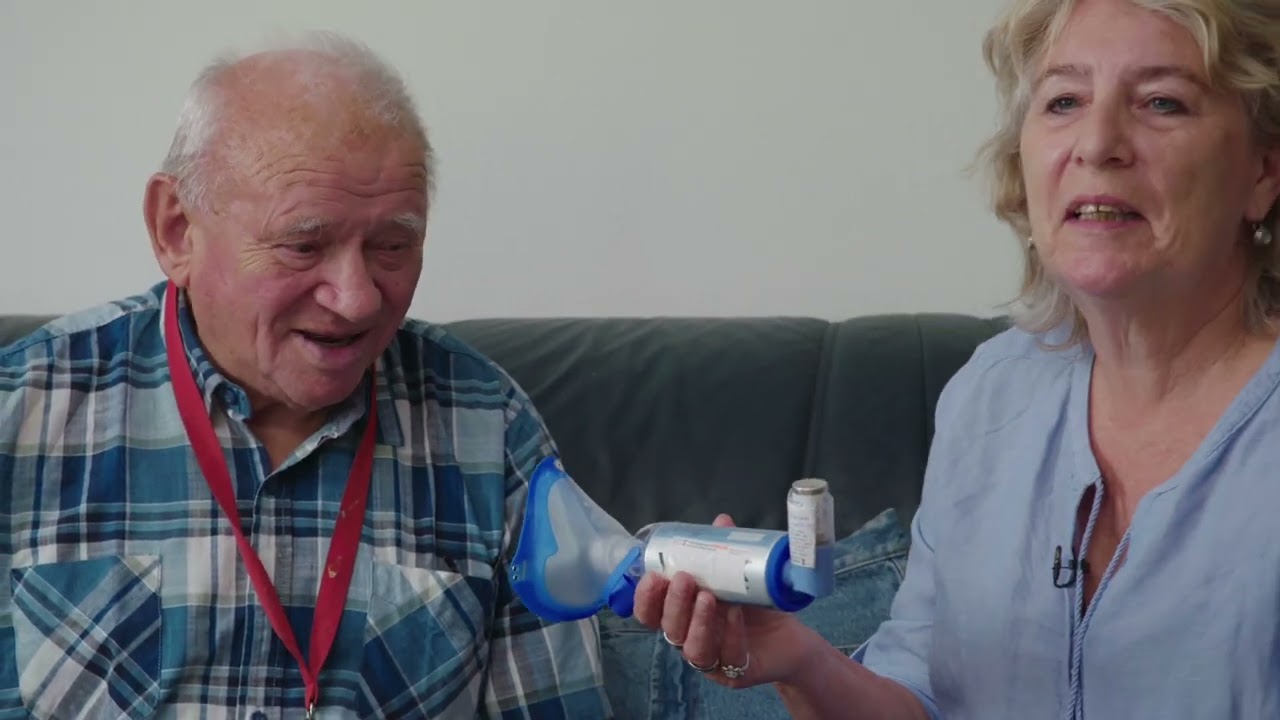 Mantelzorg instructiefilm: Helpen bij het puffen (inhaleren) met voorkamer